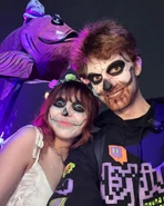 AnsiChan y Shadoune666 con maquillaje del día de los muertos.