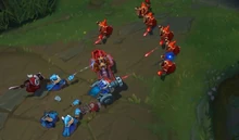 Súbditos lanzando ataques a otros súbditos en la línea de Top.