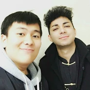 Brady junto con un amigo oriundo de China.