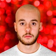 Grefg después de haberse cortado el pelo.