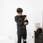 Danikyo agarrando a un gato.