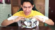 Fernanfloo con la placa de 10.000.000 de suscriptores.