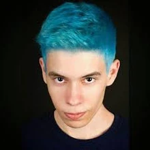 Artic con el pelo azul.