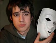 AuronPlay con su mascara en la mano