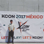 Brady asistiendo al Kcon 2017 México celebrada en Ciudad de México.