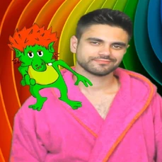 photo de lui datant de 2015, depuis il a des cheuveux longs