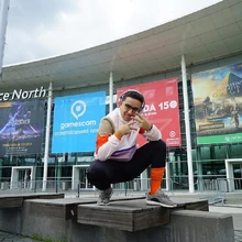 AiekilluGamescom.jpg (156 kio) Aiekillu durant la Gamescom 2017 à Cologne (Allemagne).