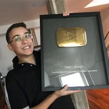 AiekilluTrophee.jpg (78 kio) Aiekillu avec son trophée des 1 000 000 d'abonnés.