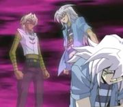 In der ersten Runde der Endrunde des Battle-City-Turniers wollen Yami Bakura und Marik den Sieg gegen Yami Yugi erzwingen
