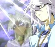 Yami Bakura und Marik stehen Yami Mariks Der geflügelte Drache von Ra gegenüber