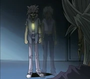 Über den Millenniumsring sucht Marik erneut Hilfe bei Yami Bakura