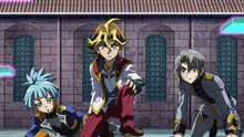 Sora, Sylvio y Aster observando el Duelo de Shay y Kite contra Zarc