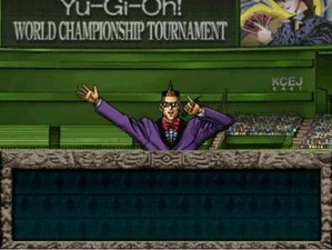 Inicio del Campeonato Mundial. Se ve publicidad de Konami y se llama al juego "Yu-Gi-Oh!".