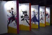 Paneles de la expsición por el 20º aniversario de la franquicia. Muestran a Seto Kaiba, Chazz Princeton, Jack Atlas, Kite Tenjo y Declan Akaba.