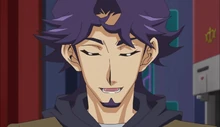 Kolter sonríe al ver que Yusaku ha vuelto a quedarse dormido debido al cansancio.