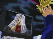 Pegasus tiene un Duelo contra Yami Yugi a través de una televisión y VHS.