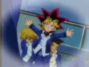 Yugi protege a los antiguos matones