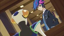 Yusaku frente al robot de seguridad