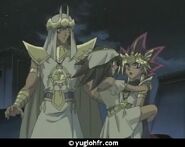 Atem con sus amigos.