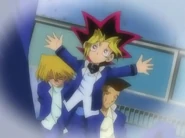 Yugi defiende a Joey y Tristán.