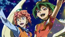 Después de su Duelo, Yuya y Dennis saludan al público