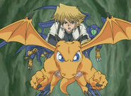 Joey Wheeler con "Bebé Dragón" escapando de varios "Kurama" (Yu-Gi-Oh! Monstruos Encapsulados)