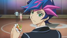 Yusaku observando a Emma