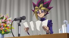 Yugi dando un discurso