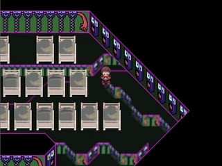 Hay una cama abierta a la que Madotsuki puede dormir