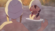 Ayano muss mit ihrem Schwarm baden