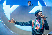 Aloe Blacc performing Candyman with Zedd at Coachella 2016 (2)