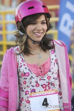 Hayley kiyoko zeke and luther skater girl island still LgFKhkn sized