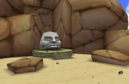 Cabeza de piedra a la entrada de la cueva de la Isla de la Tierra