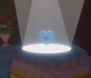 Presentación de la pieza de corazón en la subasta.