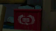 Caja llena de sacas de cartero.