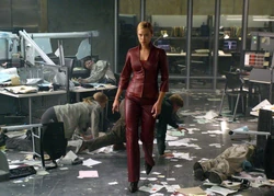 Terminator-3-2003-32-g.jpg (2,95 МБ) T-X идёт по офису