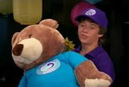 Logan Reese regalando un oso de peluche en Webcam a las chicas.