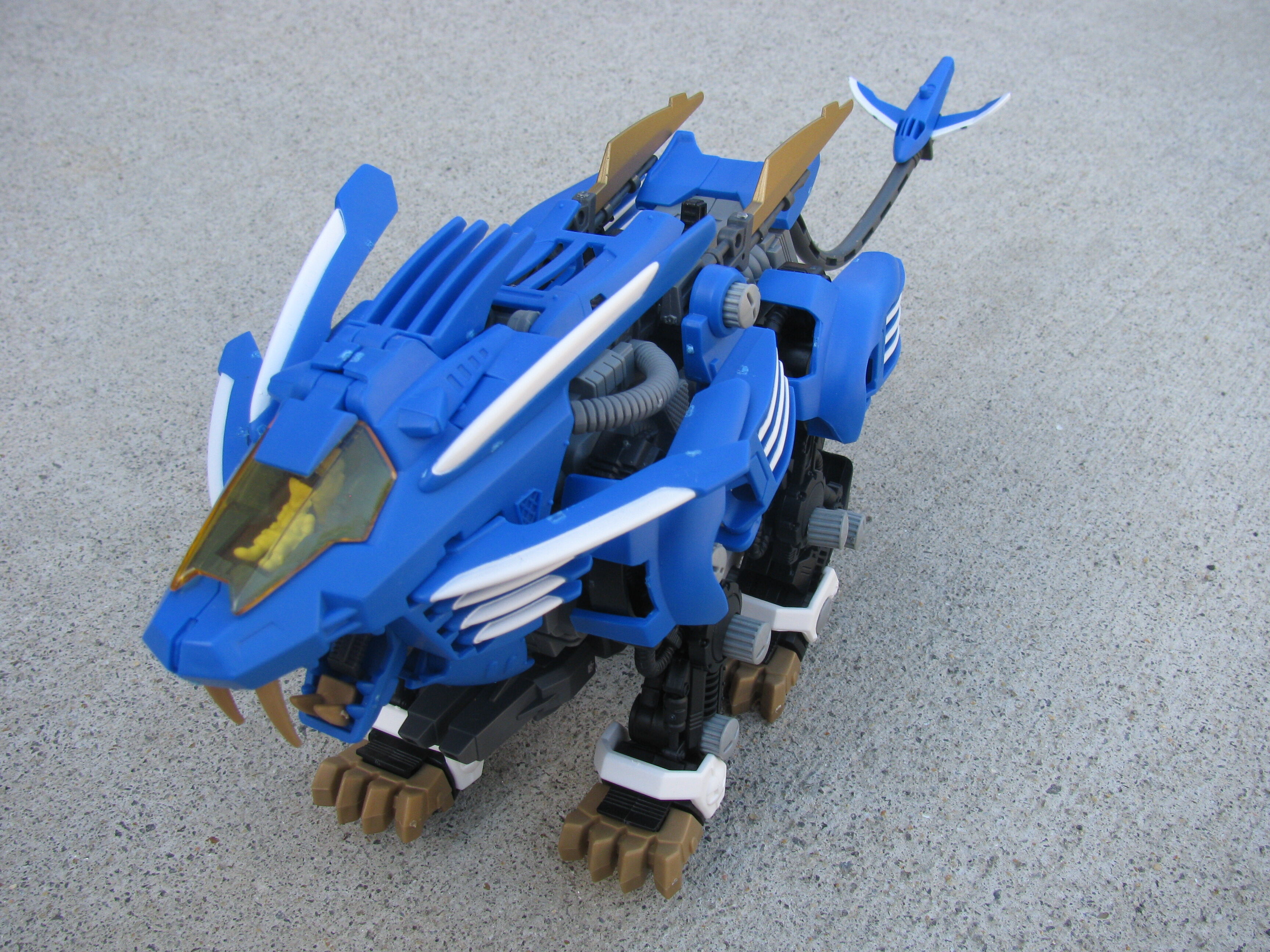 Why did the Koto HMM Blade Liger Bang turn out to have way more cheesy  yellow teeth and claws compared to the Anime? : r/Zoids