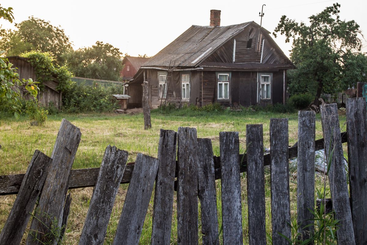 Дом в деревне гродненской. Дешевый домик в деревне. Дешевый деревенский дом. Глухие деревни. Последний дом в деревне.